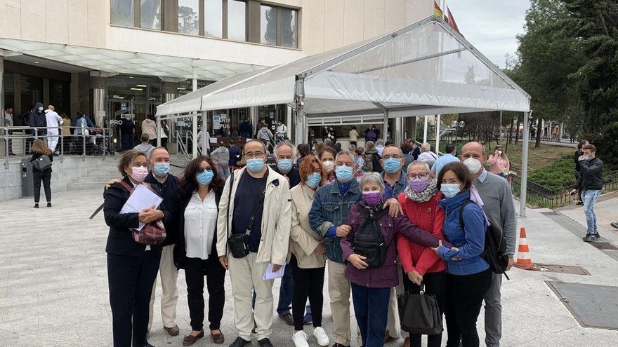 Javier Almazán, hermano de Ángel, Manuel Ruiz, hermano de Arturo Ruiz, asesinado en 1977, abogados y otros integrantes de Ceaqua, este miércoles en Madrid tras presentar la querella