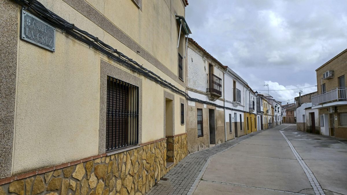 Vista de la calle en Hinojal (Cáceres) en la que se produjo un registro relacionado con la desaparición de Vicente Sánchez, vecino de 79 años del que no se sabe nada hace más de un mes. EFE/ Vicente Manuel Roso Martín