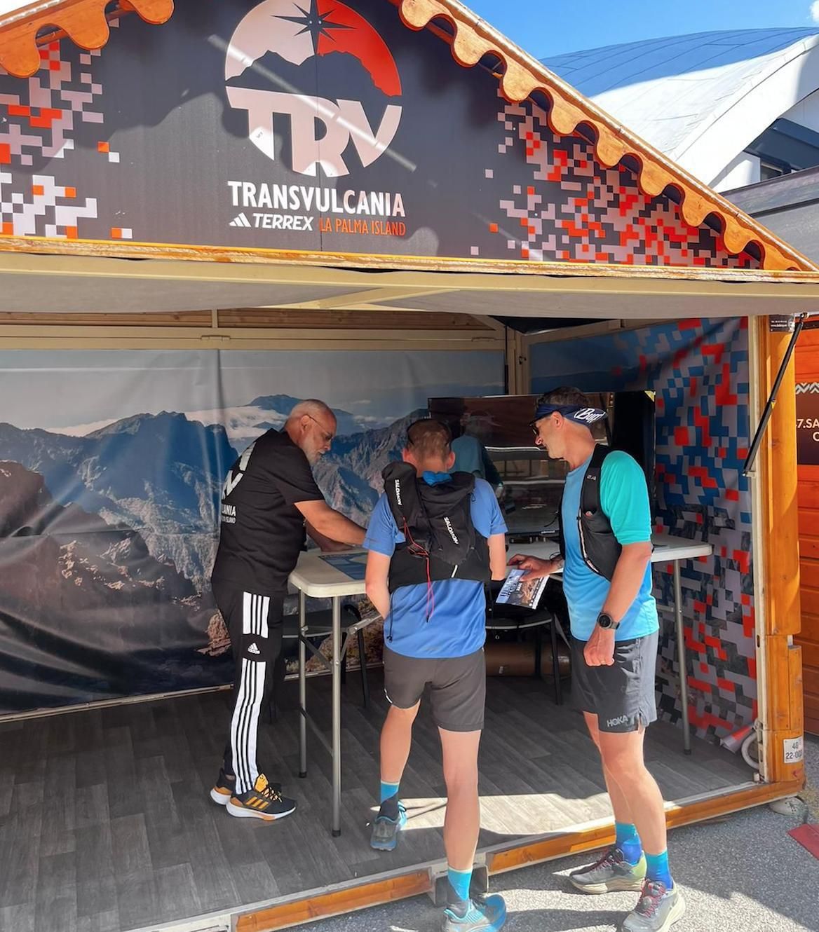 Transvulcania en  feria del corredor de la Ultra Trail Village de Mont Blanc.