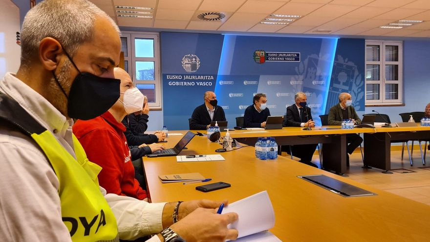 Miembros de la mesa de crisis durante la reunión celebrada este sábado por las inundaciones en Euskadi