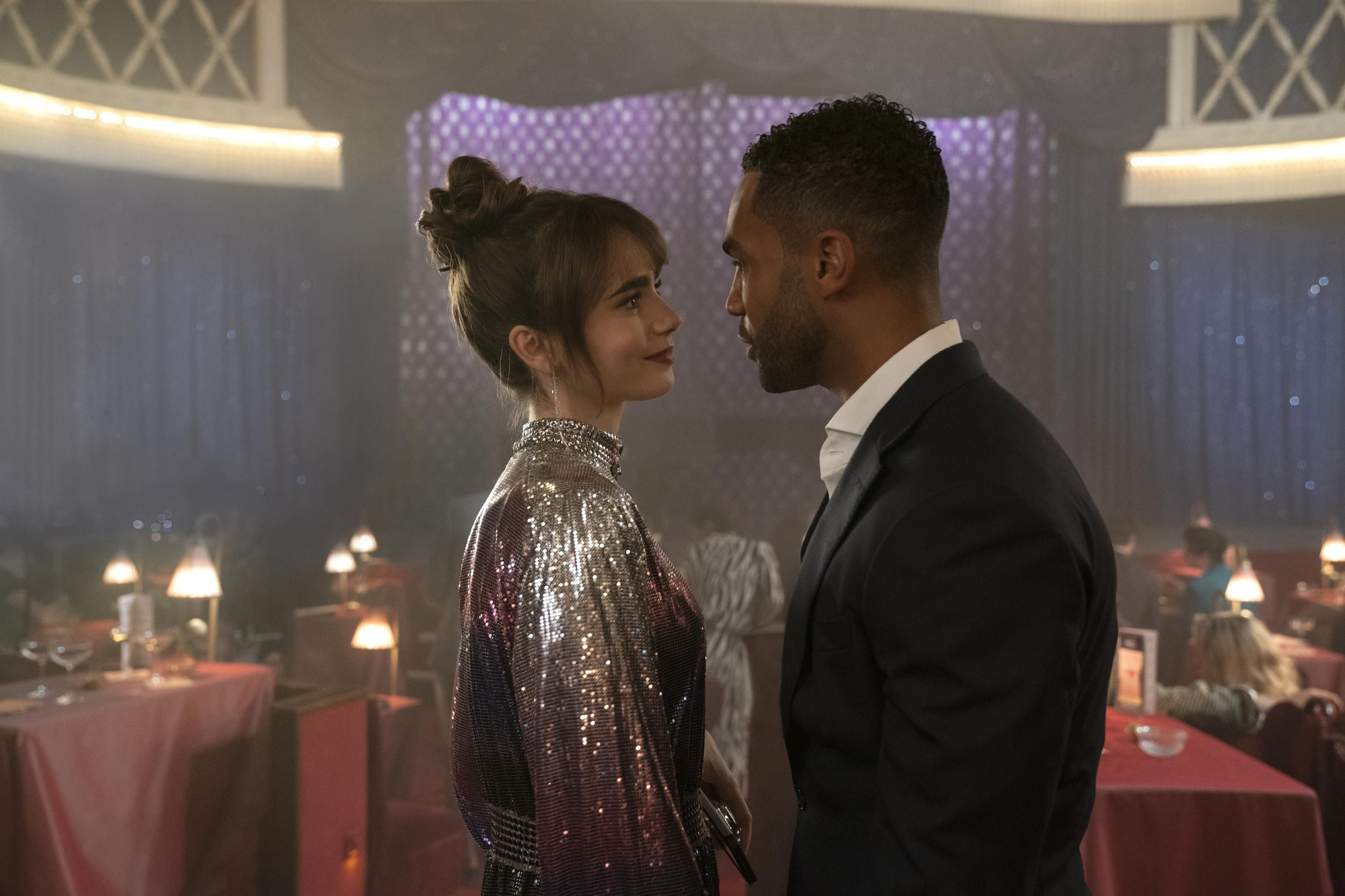 Lily Collins y Lucien Laviscount, en la tercera temporada de 'Emily in Paris'