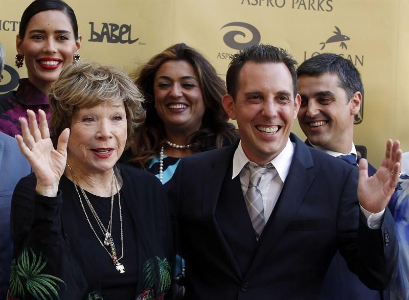 La actriz norteamericana Shirley Maclaine y el productor Nicolas Veinberg. EFE/Elvira Urquijo.