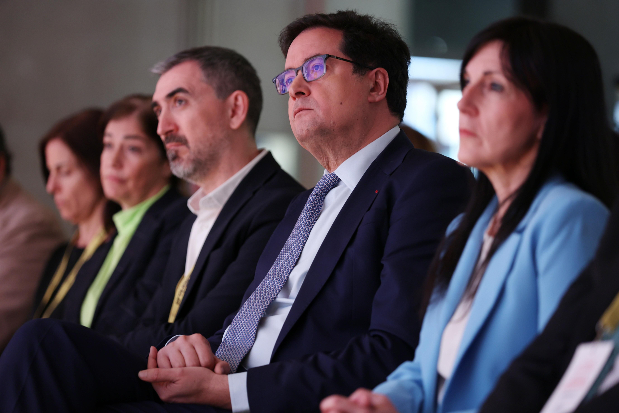 Ignacio Escolar y Óscar López, siguiendo el evento desde la primera fila