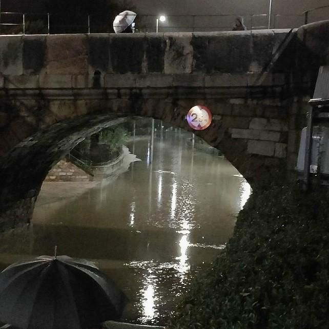 Puente de San Marcos con un ojo inundado de agua