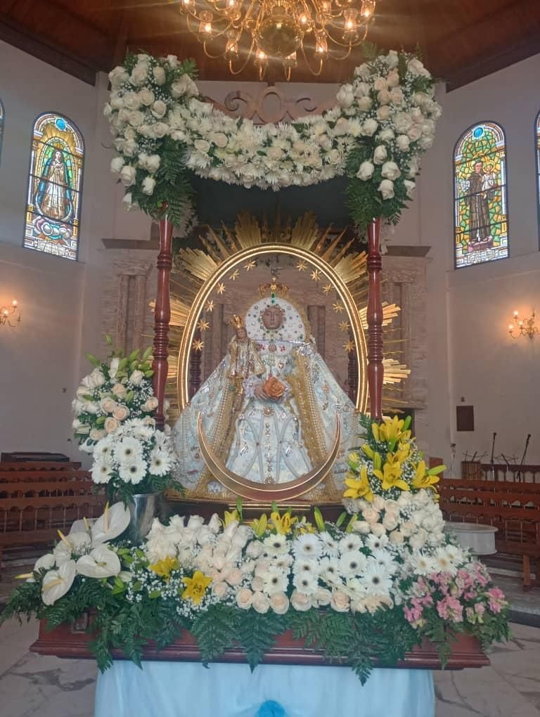Nuestra Señora de las Nieves de Cagua con el nuevo vestido confeccionado con motivo del cincuentenario de la Hermandad, 2026. Cortesía de Josefina Manotas.