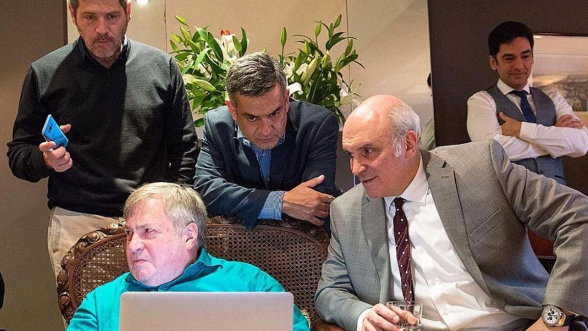 De izquierda a derecha, Guillermo Castello, el gurú estadounidense Dick Morris, Luis Rosales, José Luis Espert y, alejado, Nazareno Etchepare, en una reunión de campaña, el 19 de julio de 2019