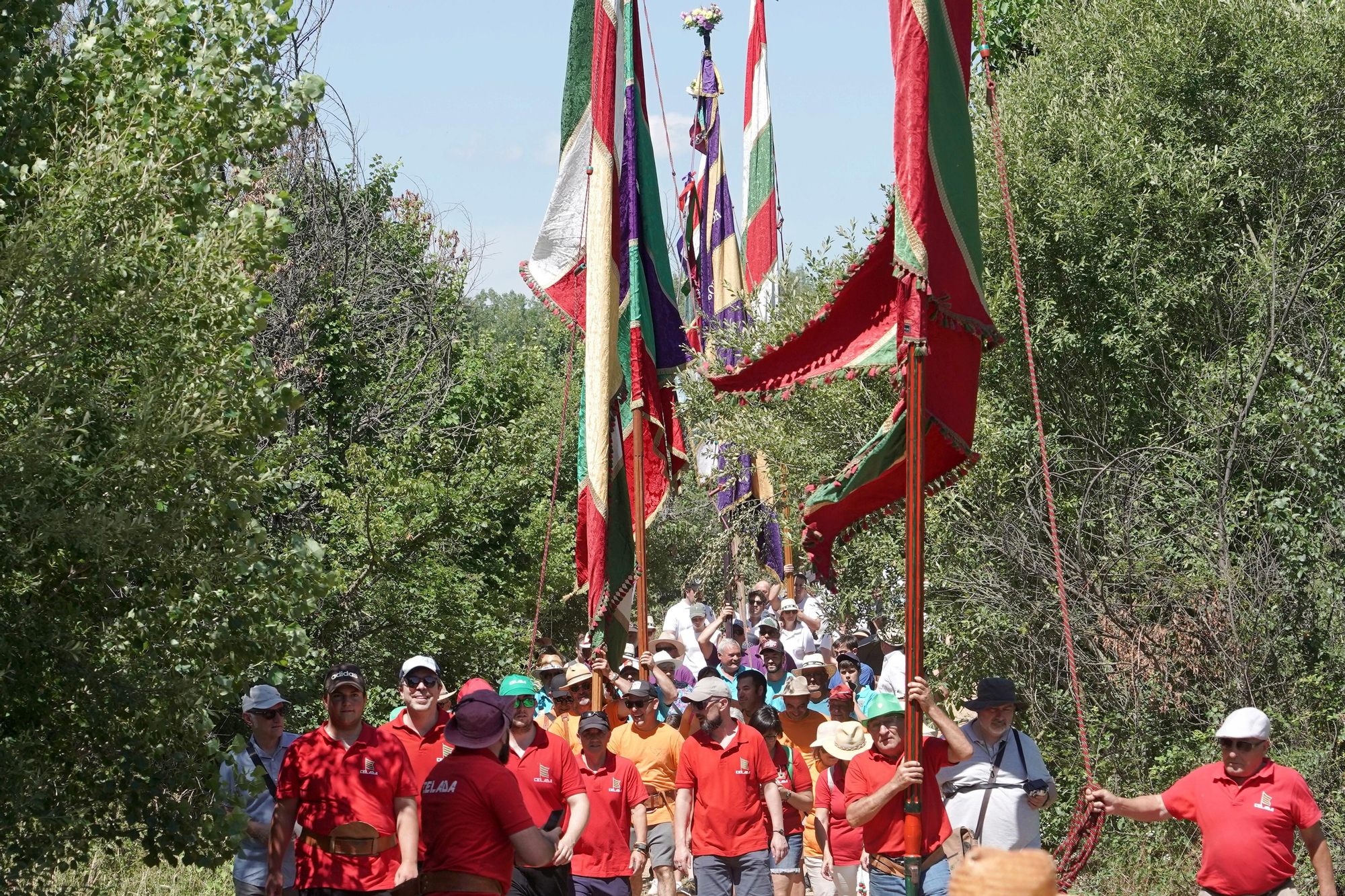 Orgullo de pendones en Oteruelo de la Valduerna para airear la seña de identidad leonesa