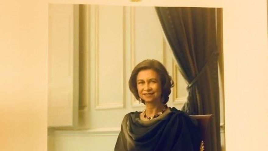 Centro Córdoba agradece a la Reina Sofía el envío de una fotografía dedicada al diseñador Elio Berhanyer