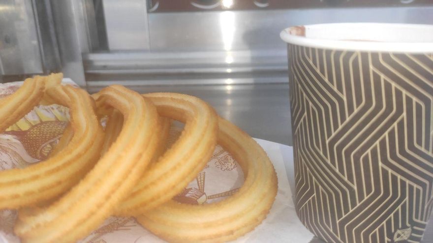 Una parada para comer churros con chocolate en la calle