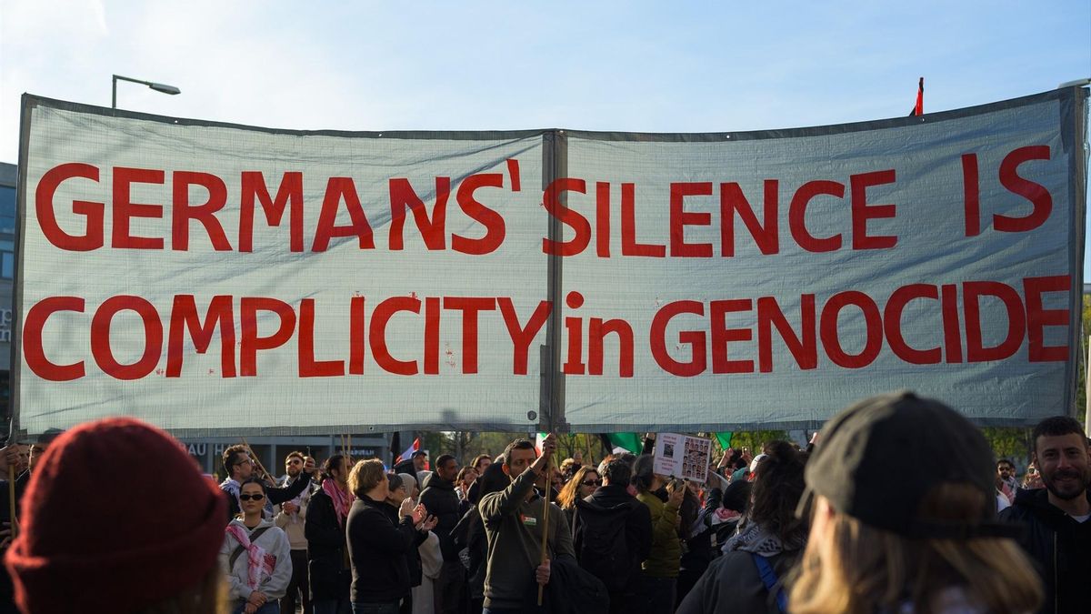 Pancarta en la que se puede leer "El silencio de Alemania es cómplice del genocidio", en una manifestación en Berlín.