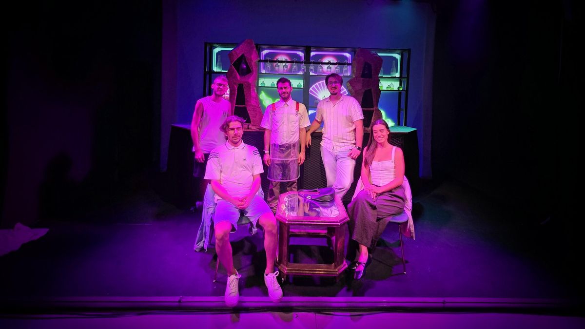 Daniel Serra i Borja López, equip tècnic i producció, amb els actors Rafa Segura, Júlia Fortaña i Ilion Trebicka en un assaig a la sala Big Bang.