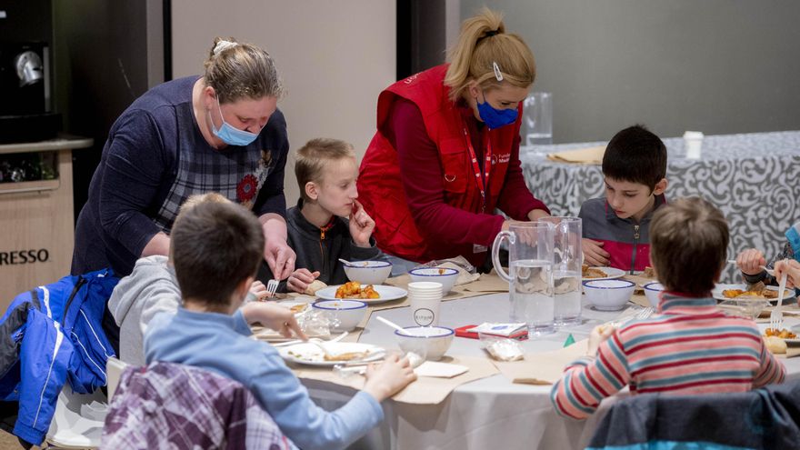 Niños refugiados ucranianos en un comedor de un hotel