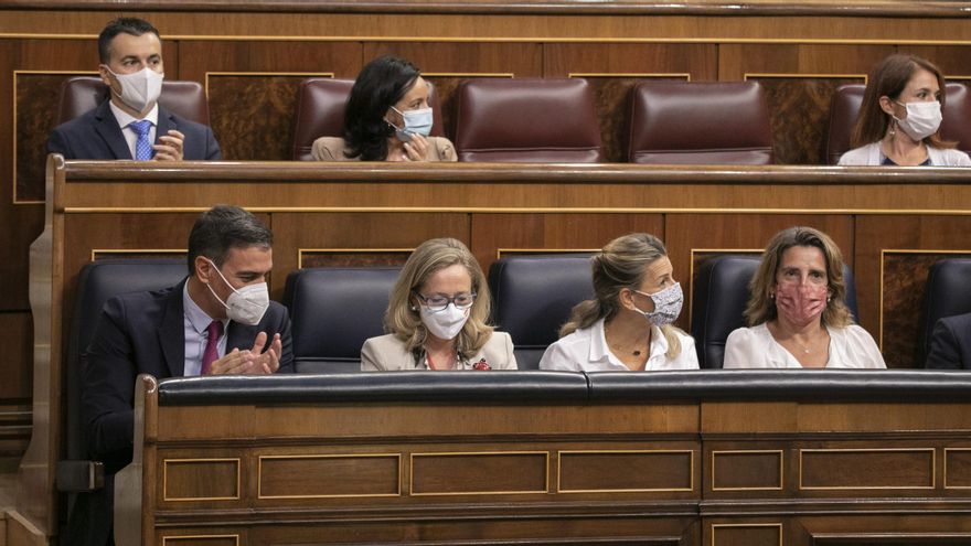 Pedro Sánchez junto a Nadia Calviño y Yolanda Díaz durante una sesión de control al Gobierno.