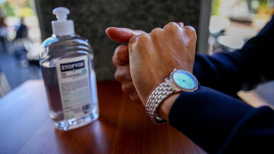 Una persona se desinfecta las manos con gel hidroalcohólico