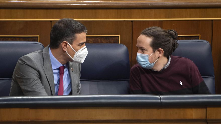 El presidente del Gobierno, Pedro Sánchez (i); conversa con el exicepresidente segundo del Gobierno, Pablo Iglesias.