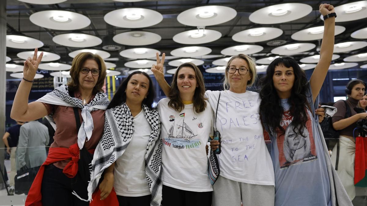 Los cinco últimos miembros españoles de las flotillas, este lunes al aeropuerto Adolfo Suárez Madrid-Barajas