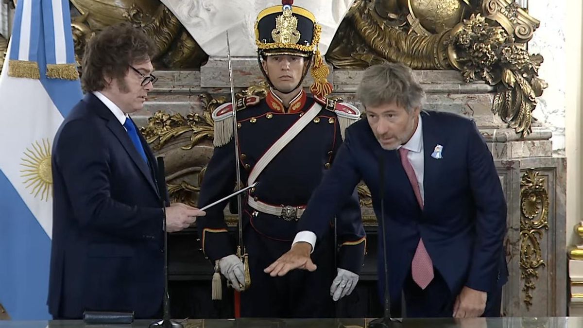 "Clan" judicial en primera fila y los gestos de Santiago Caputo: Mahiques juró como ministro de Justicia de Milei