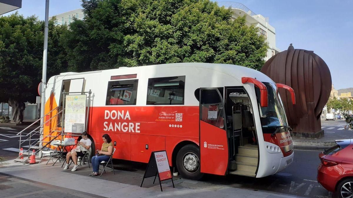 Unidad móvil  de donación de sangre en Los Llanos de Aridane.