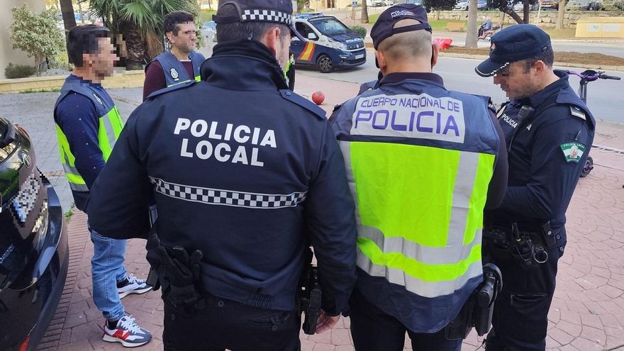 Agentes de Policía Nacional y Local de Benalmádena