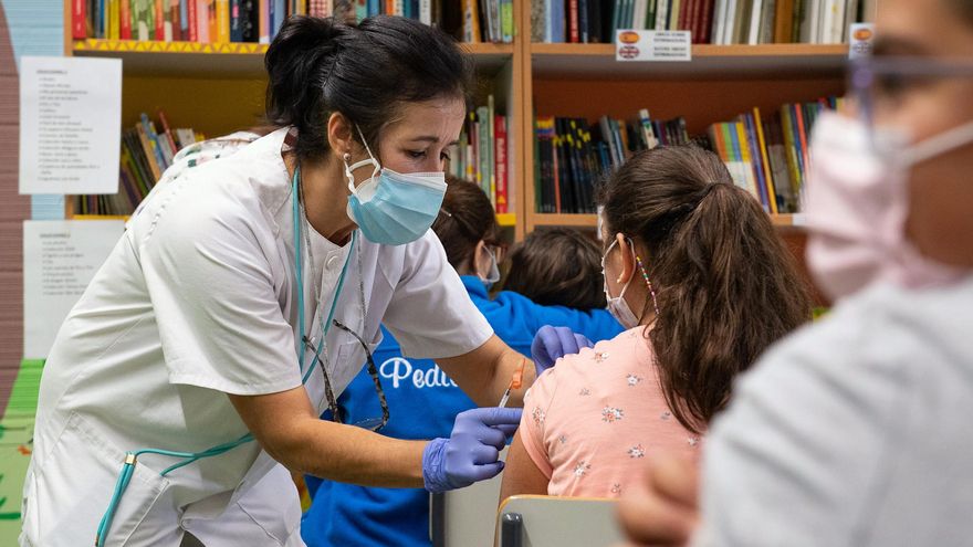 Los alumnos de entre 9 y 11 años del colegio 'Ciudad de Mérida', en la capital extremeña, ha recibido este miércoles la primera dosis de la vacuna contra la COVID.