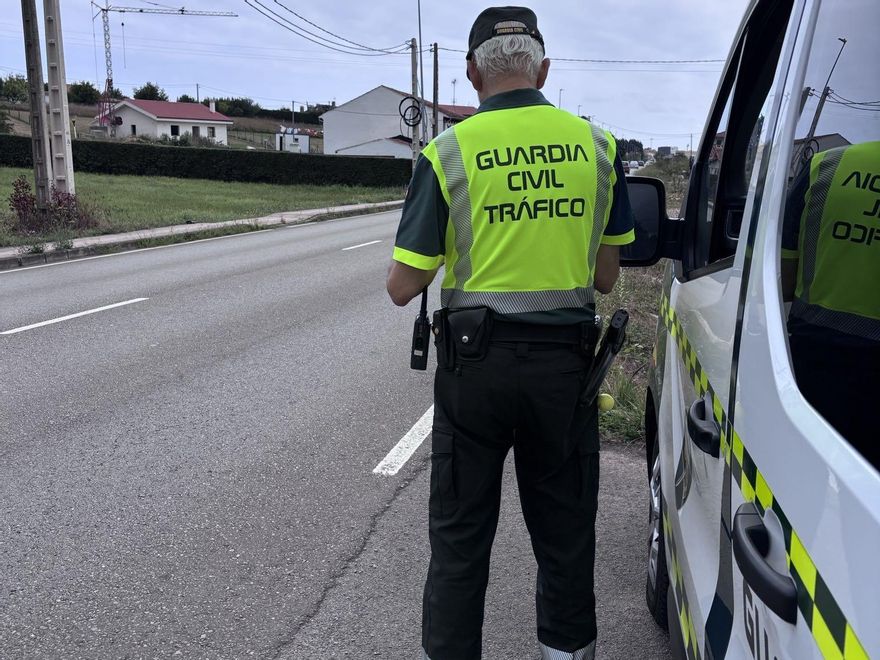 Los dos menores fueron interceptados cuando conducían al volante en Asturias. En la imagen, un agente de Tráfico.