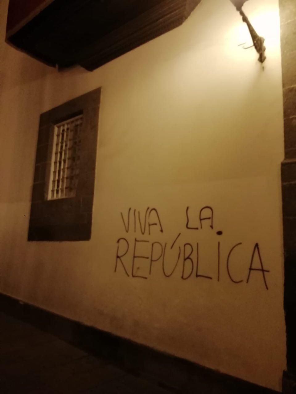 Las Palmas de Gran Canaria amanece cubierta de pintadas por la República