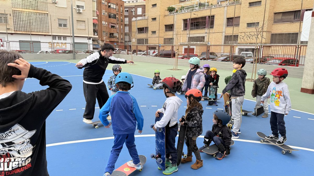Asier con algunos de sus chicos y chicas