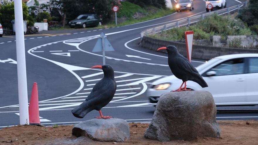 Dos grajas del conjunto escultórico.