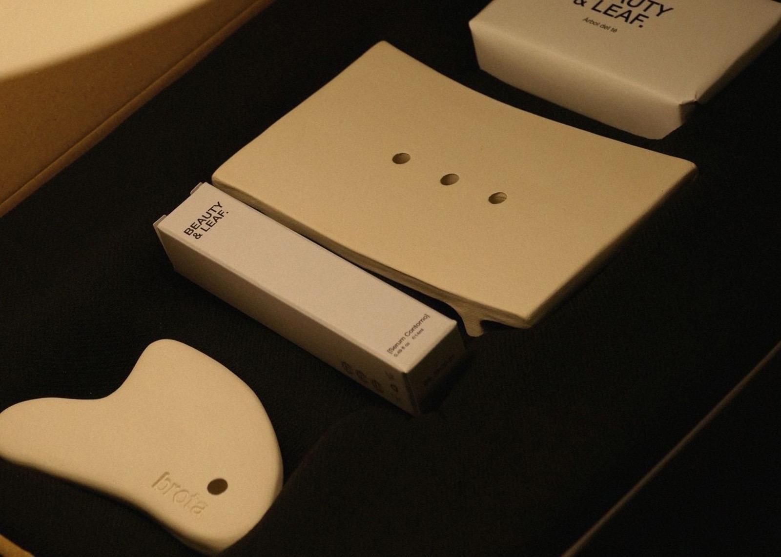 'Gua sha' y jabonera de cerámica que se crearon para el pop up de Vera Vera y Beauty and Leaf