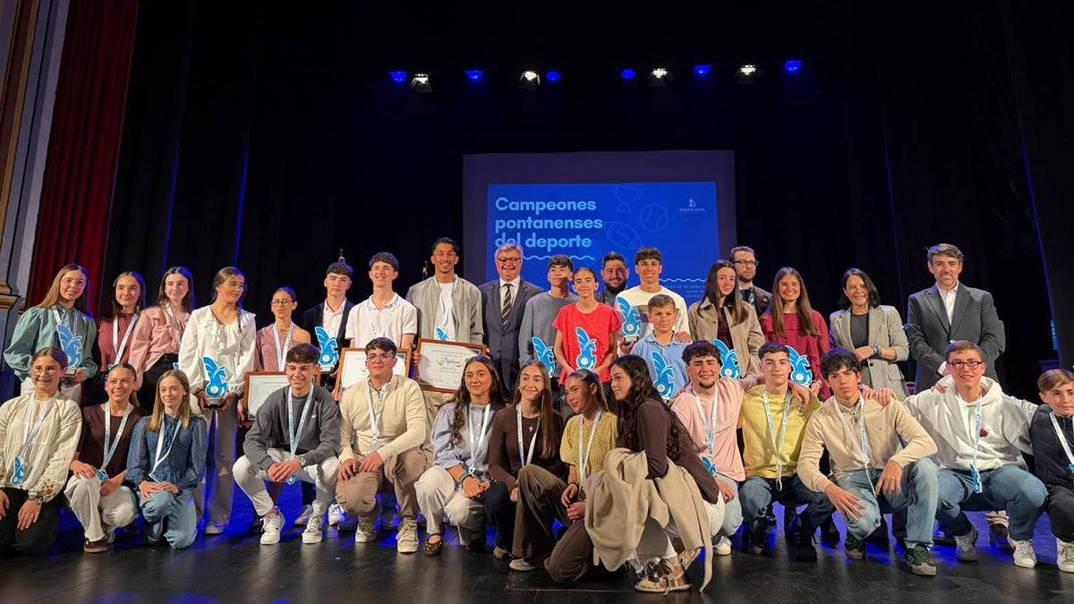 El Ayuntamiento de Puente Genil entrega un galardón a Josan González por su trayectoria deportiva