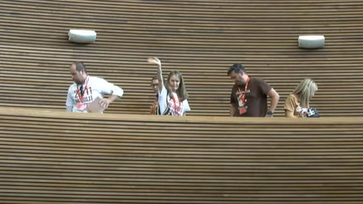 Momento en el que las víctimas de la dana abandonan el hemiciclo.