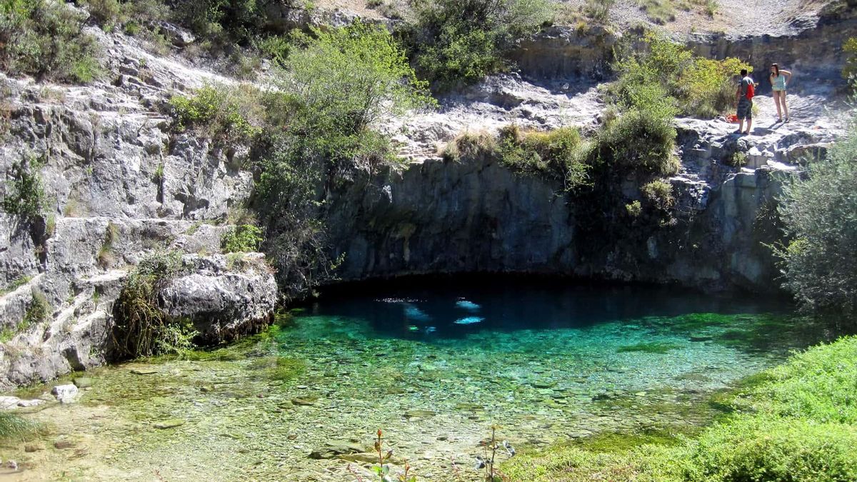 El pueblo de Burgos conocido por albergar una piscina natural junto a una de las galerías inundadas más importantes del mundo