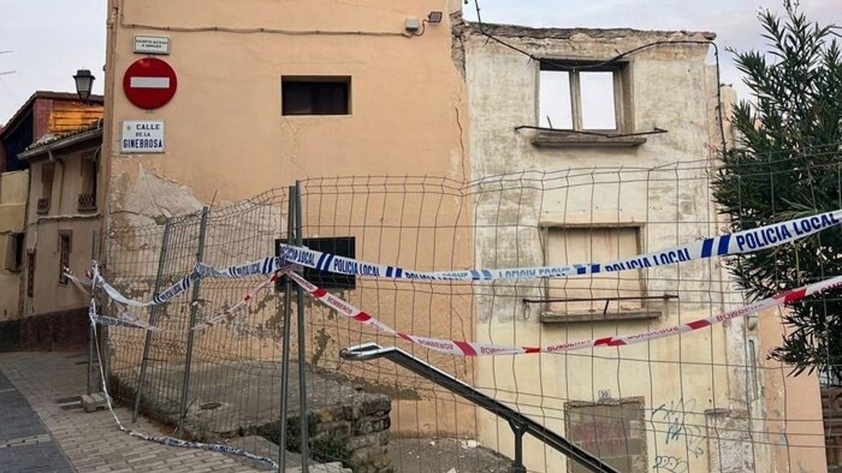 La calle Ginebrosa ha sido acordonada tras el derrumbe