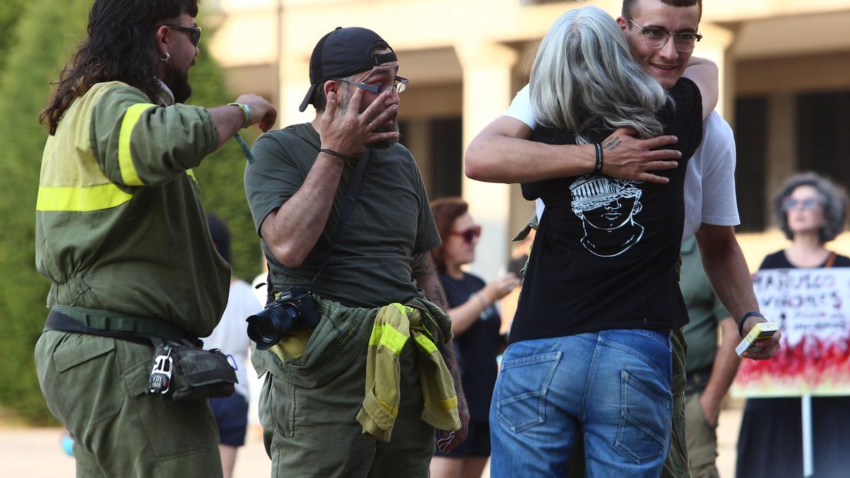 Emociones y reivindicación en la concentración contra la gestión de los incendios forestales.