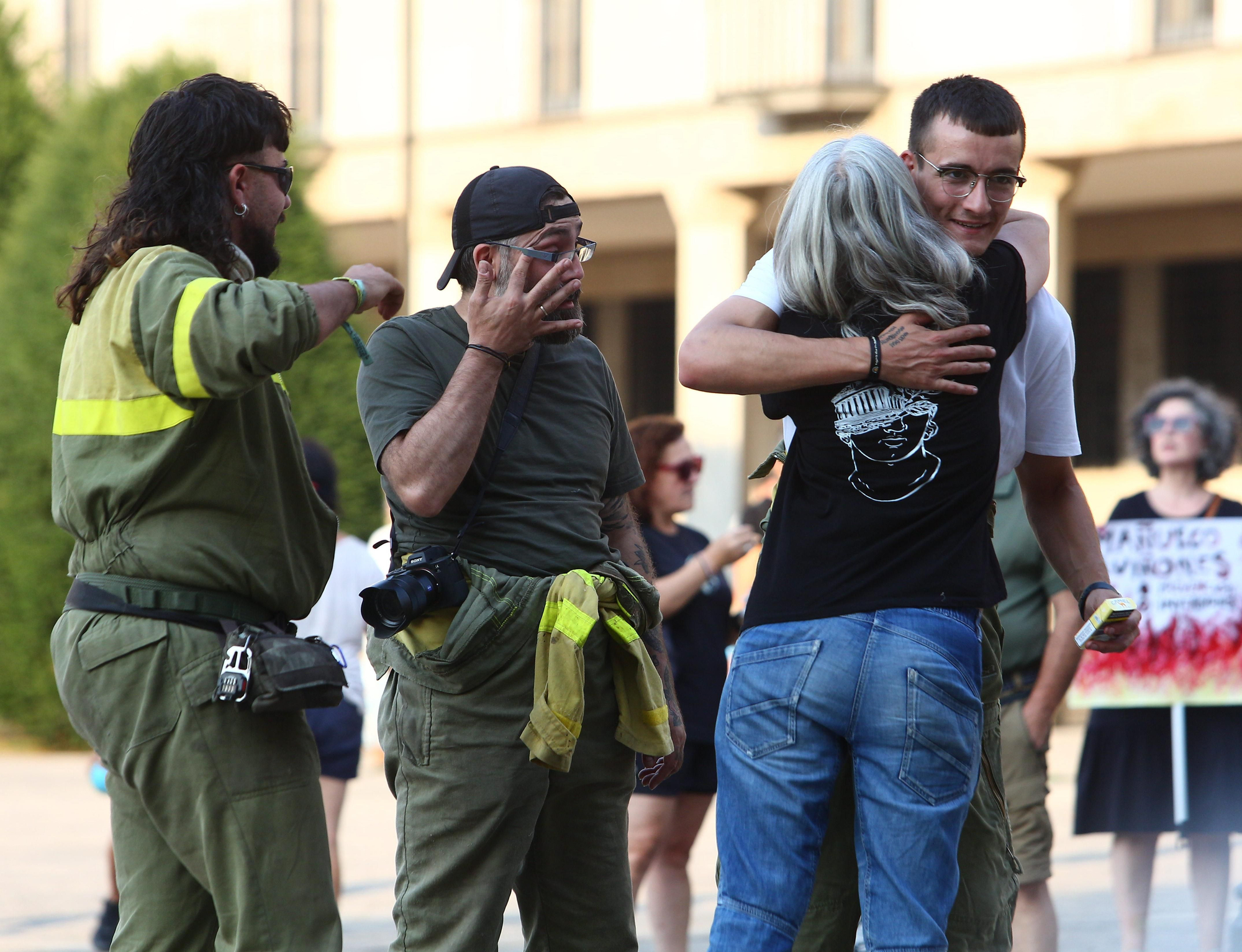 Emociones y reivindicación en la concentración contra la gestión de los incendios forestales.
