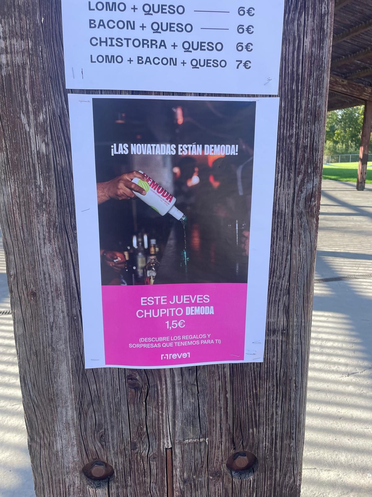 Cartel de chupitos en la fiesta de las novatadas de la UR