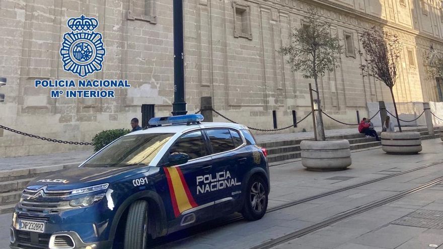 Patrullero de la Policía Nacional en la avenida de la Constitución en Sevilla.