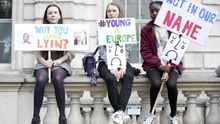 Jóvenes manifestantes contra el Brexit frente a Downing Street.