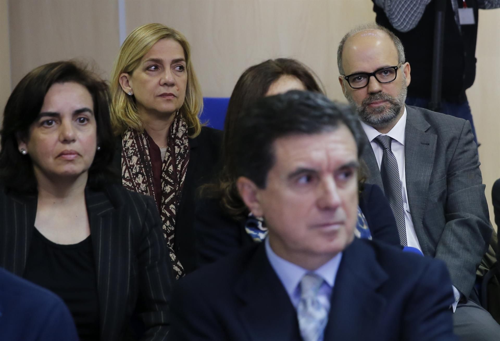 La infanta Cristina, al fondo, en el banquillo de los acusados. Delante de ella, Ana María Tejeiro, esposa de Diego Torres