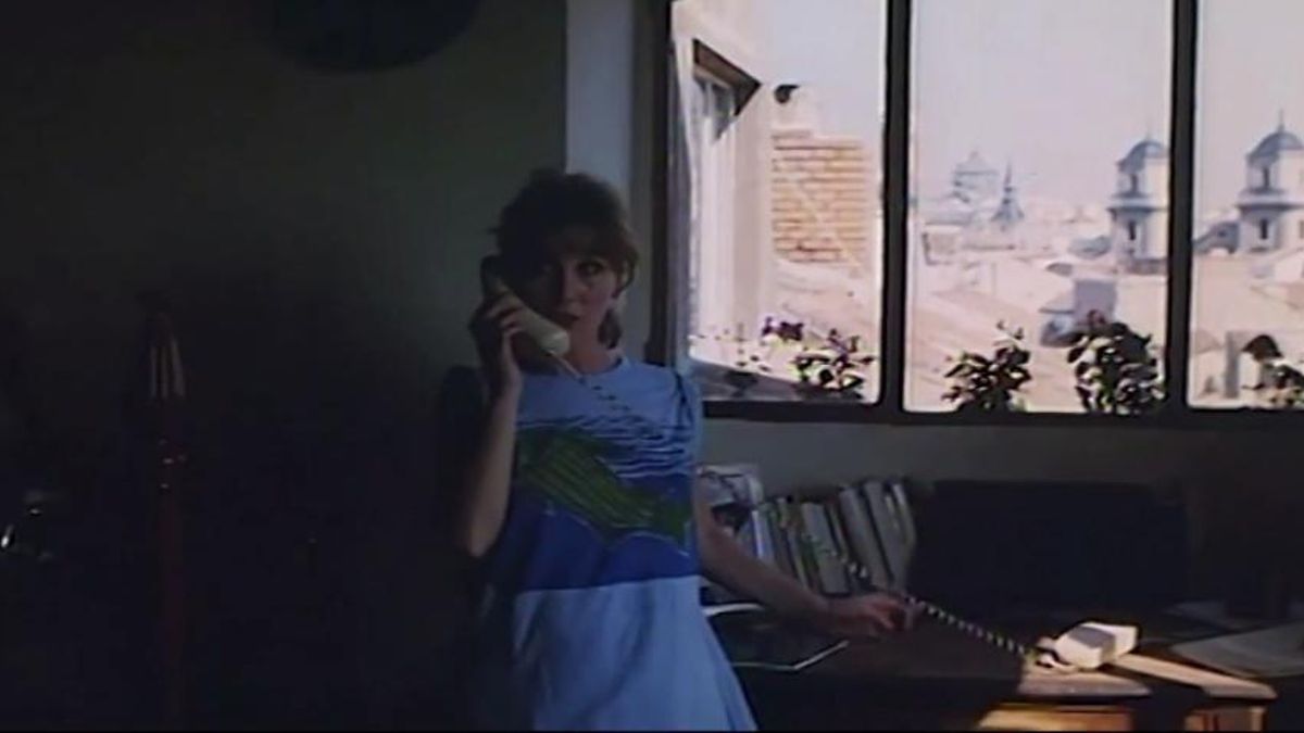 Interior del estudio en la película 'Madrid' (1987), con sus vistas a la catedral de La Almudena y el Palacio Real.