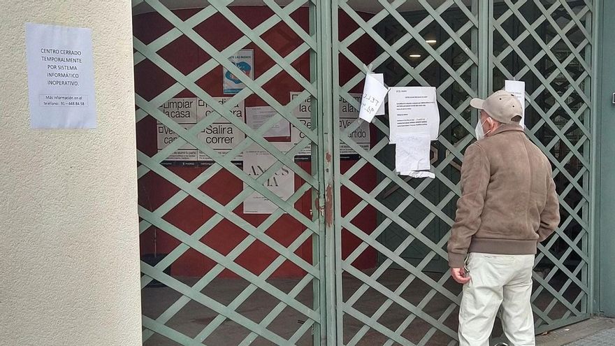 Portazo en los tests masivos de Andrés Mellado: los convocados por Sanidad se encuentran el centro cerrado