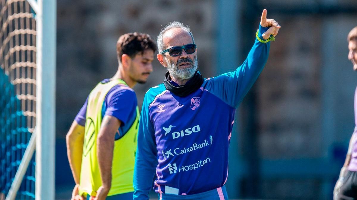 Álvaro Cervera teme que el parón liguero pueda afectar a la buena racha del Tenerife