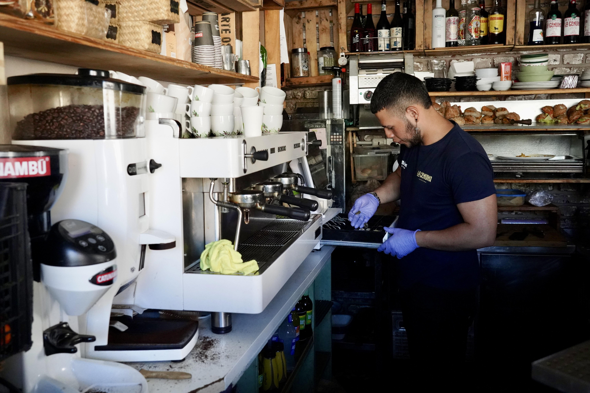 Uno de los bares de León, todavía funcionando a pesar del apagón nacional.