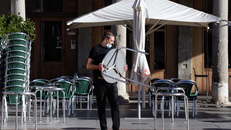 Un camarero coloca las mesas de la terraza ventana en Valladolid. EFE/Nacho Gallego/Archivo