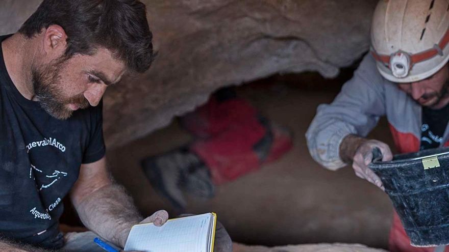 Imágenes cedidas por el profesor de Prehistoria de la UMU, Ignacio Martín Lerma durante las excavaciones en la Cueva del Arco.