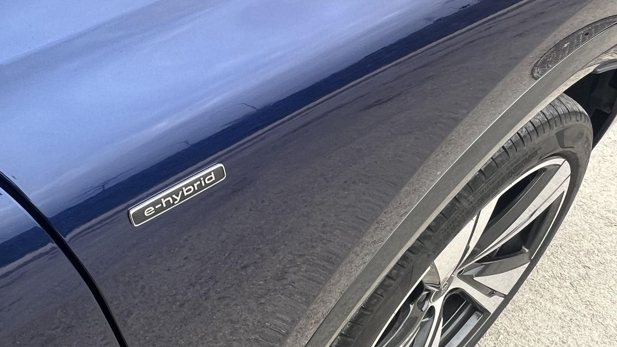 Mención de la tecnología híbrida enchufable embarcada en el modelo alemán.