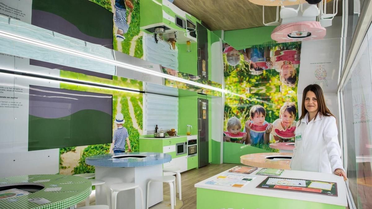 El 'frutibús' de la Junta de Andalucía visita 26 municipios de Córdoba durante el curso 2025/26