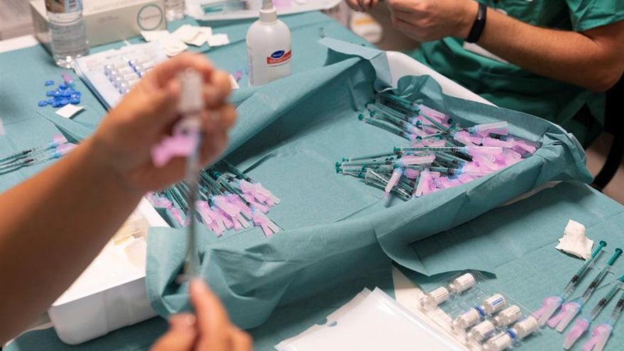 Sanitarios preparan las dosis de Janssen para vacunar a miles de tinerfeños