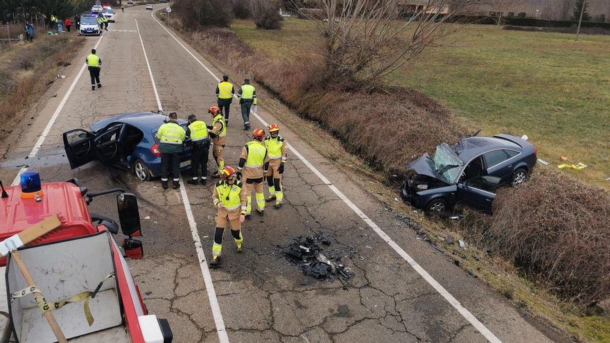 Tres personas trasladadas al Hospital de León tras el choque de dos turismos en Sariegos