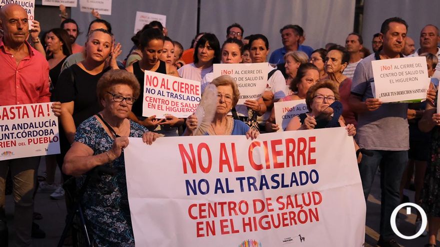La concentración en protesta por el traslado de las consultas médicas de El Higuerón a Encinarejo, en imágenes
